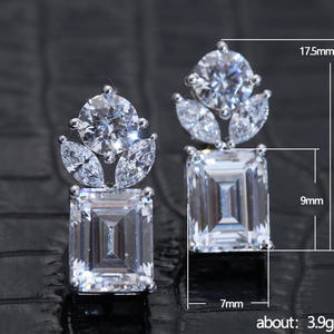 Orecchini a lobo con diamanti Lamais, taglio smeraldo, montatura a griffe in oro bianco, design floreale, gioielli classici da donna per matrimonio - Product Image 4