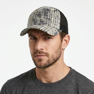 Gorras de malla de 6 paneles estilo americano personalizadas, con patrón a cuadros vintage, tipo trucker, con visera curva y efecto desgastado. - Product Image 1