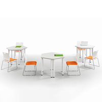 Tables de collaboration pour étudiants à la mode Chaises Bureau commercial Utilisation scolaire Options de combinaison multiples Apprentissage interactif