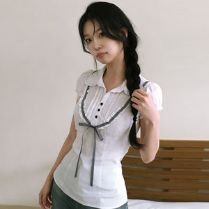 Blusa de manga corta estilo universitario con pliegues, botones, cuello con lazo en blanco y negro, mangas abullonadas de encaje y corte ajustado. - Product Image 2