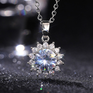 Collana con Ciondolo a Fiore per Donna, Catena Scintillante Incastonata, Gioiello Elegante per Uso Quotidiano - Product Image 1
