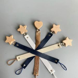 Attaches de poussette durables YY en cuir PU et bois organique avec porte-sucette personnalisé pour cadeaux de bébé - Product Image 2