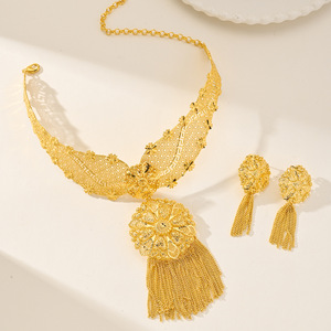 Dubai Messing Vergoldetes Afrikanisches Blumen-Quasten-Schmuckset für <span class=keywords><strong>Saudi</strong></span>-Arabische Frauen Büro/Karriere Halskette Ohrringe Zweiteiliges <span class=keywords><strong>Set</strong></span> - Product Image 2