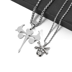Collier Pendentif Personnalisé avec Symboles pour la Saint-Valentin, en Acier Inoxydable, Bijou Homme avec Logo Personnalisé - Product Image 3