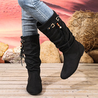 Bottes d'automne noires confortables plissées style bohème mi-mollet en faux daim avec pompons, chaînes perlées, talon bas et fermeture éclair latérale – Élégance et Confort