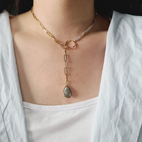 Collier ras-de-cou tendance avec perles de pierres précieuses semi-facettées en forme de goutte d'eau et chaîne trombone plaquée or 18 carats