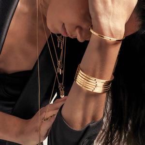 สร้อยข้อมือสแตนเลสประดับเพชร ชุบทอง 18k พร้อมตัวล็อคแบบสปริง เหมาะสำหรับทุกเพศทุกวัย สวมใส่ได้ทุกวัน - Product Image 3