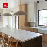Armoire de cuisine Alland de style Shaker moderne en chêne blanc avec accent en arc et panneau cannelé – Design de cuisine de luxe