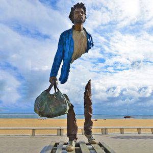 Statua Urbana in Metallo, Scultura in Bronzo a Grandezza Naturale di <span class=keywords><strong>Bruno</strong></span> il Viaggiatore in Vendita - Product Image 3