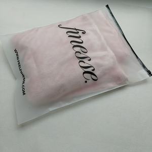 Bolsa con cierre deslizante esmerilado impresa a medida con material de PE reciclable para embalaje de ropa y artículos de boutique de primera calidad - Product Image 4