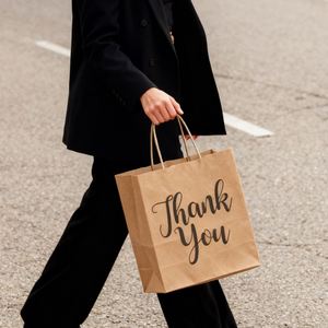 Bolsa de Compras de Papel Kraft Ecológica, Reciclable y Resistente a la Grasa, Impresa en Flexografía de 8 Colores, con Asa de Estilo Clásico - Product Image 3