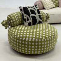 Canapé en tissu bicolore à pétales incurvés, style bonbon français, avec assise profonde, personnalisable pour hôtels, directement de l'usine