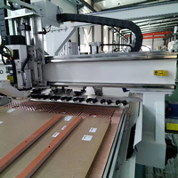 Machine de nesting CNC industrielle haute précision et haute vitesse, routeur CNC avec unité d'étiquetage intelligente intégrée et système de contrôle SYNTEC