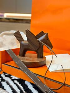 Petit pendentif en bois de noyer noir de style Art déco européen, petit Pégase, décoration murale, petit cadeau - Product Image 4