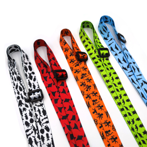 Cordon de cou rétractable en polyester avec logo personnalisé, impression sérigraphique, porte-badge et porte-clés - Product Image 4