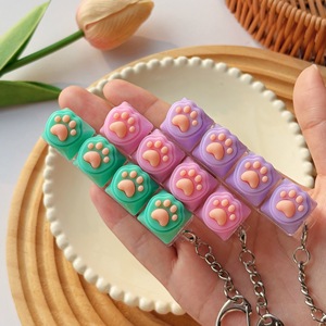 Porte-clés anti-stress en silicone mignon en forme de griffes de chat, avec touches de clavier colorées, pour soulager le stress - Product Image 1
