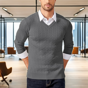 Pull en maille torsadée à col en V pour homme avec logo frontal, effet superposé faux col chemise, idéal pour un look décontracté et professionnel - Product Image 2