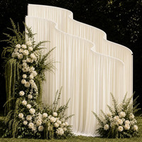 Arche de toile de fond métallique pour mariage en extérieur, cadre ondulé blanc élégant, mur de draperie pour arrière-plan de mariage