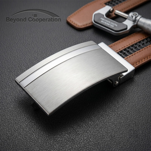 <span class=keywords><strong>Boucle</strong></span> de <span class=keywords><strong>ceinture</strong></span> réversible 30 mm en alliage de zinc, finition argent brossé, pour homme, avec griffes de maintien courbées, pour ceintures décontractées ou habillées, logo personnalisé, OEM - Product Image 1