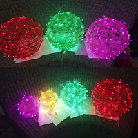 IP44 évalué 20CM-50CM suspendu rotin Globe LED arbre de noël lanterne boule pour paysage rue jardin décoration de mariage