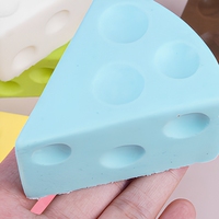 Balle anti-stress réaliste en forme de tranches de fromage, en PU à rebond lent, design triangulaire, pour enfants et adultes, vente en gros