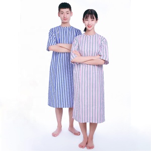 Robe de patient en coton polyester tissé à manches courtes classique bon marché de nouvelle conception pour une utilisation à l'hôpital - Product Image 2