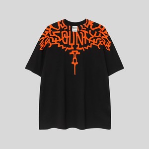 Noir surdimensionné avec imprimé ailes |   T-shirt graphique style urbain - Product Image 1