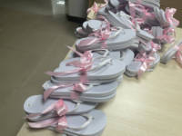 Tongs plates blanches personnalisées pour femmes, pantoufles pour mariage en gros, pantoufles d'hôtel recyclables avec logo