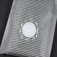 Sacs d'emballage personnalisés imprimés translucides givrés en PVC/PE pour vêtements, sacs à fermeture éclair coulissante en plastique pour t-shirts et vêtements