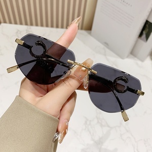 2025 européen américain asymétrique polygone lunettes <span class=keywords><strong>de</strong></span> <span class=keywords><strong>soleil</strong></span> sans cadre pour femmes UV400 lunettes <span class=keywords><strong>de</strong></span> <span class=keywords><strong>soleil</strong></span> tête <span class=keywords><strong>de</strong></span> léopard avec bord coupé - Product Image 2