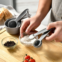 Ensemble de 18 moules à gâteau en silicone moulé par injection plastique, comprenant moule à pain de mie, spatule, pinceau à huile, tasse à mesurer et cuillère
