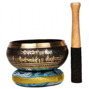 ชามร้องเพลงทิเบตแกะสลักด้วยมือของ Samyak ชามทองเหลืองสลักลายสำหรับการทำสมาธิและการบำบัดด้วยเสียง พร้อมตัวเลือกโลโก้แบบกำหนดเอง ผลิตในเนปาล - Product Image 1