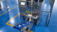 Machine automatique de remplissage, scellage, emballage et conditionnement à 2 bacs pour kits de quincaillerie, vis, boulons, attaches et pièces métalliques, avec isolation phonique