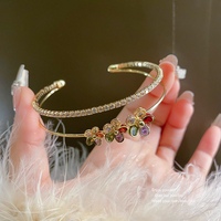 Bracelet manchette ouvert de luxe haut de gamme en alliage coloré, motifs papillon et formes géométriques, plaqué or 18 carats, pour la vente en gros
