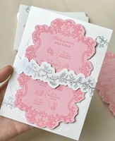 Tarjeta de Invitación de Boda de Papel de Algodón Texturizado con Estampado Floral Rosa y Blanco de Lujo, con Cinta Decorativa y Impresión Personalizada