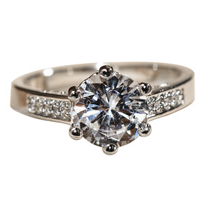 Anello di Fidanzamento Classico da Donna Q655 con Diamante Sintetico Taglio Brillante Rotondo e Pietre Laterali, Placcato in Oro 18k - Product Image 5
