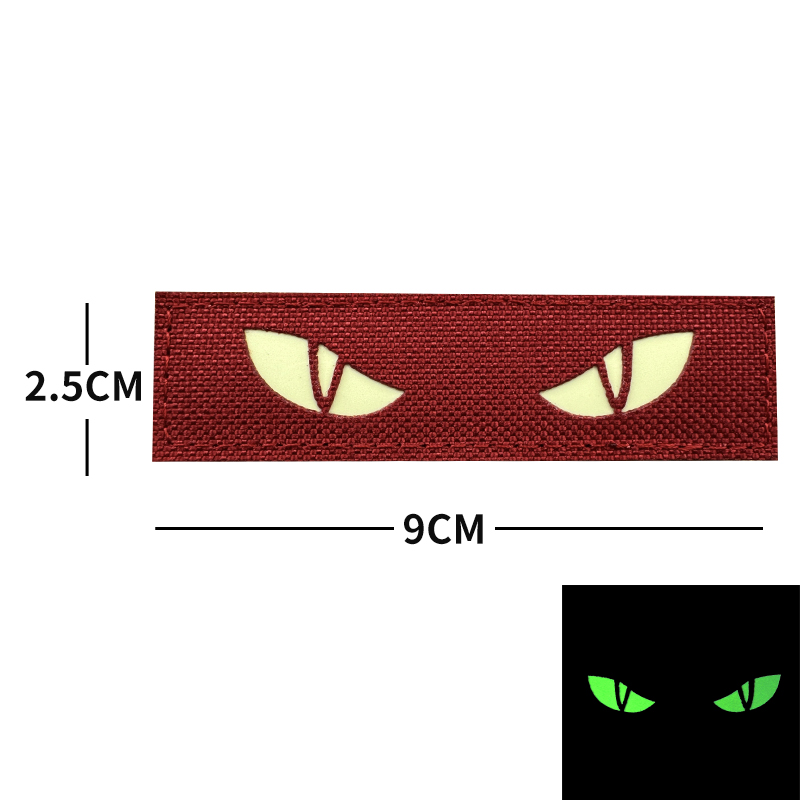Occhi di gatto: occhi luminosi con base rossa