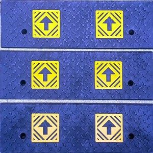 Rampe de seuil en plastique Ronda 008 pour seuil de porte de voiture avec marquage fléché jaune - Product Image 2