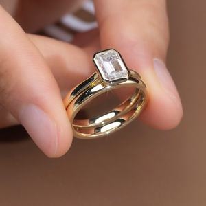 Ensemble de bague en or jaune massif 14 carats avec diamant de laboratoire taille émeraude 1 carat pour un cadeau d'anniversaire ou de fiançailles - Product Image 4