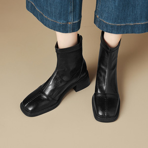 Botines con superficie texturizada, cremallera trasera y tacón de bloque, ideales para looks vintage casuales y sesiones de fotos en el barrio. - Product Image 5