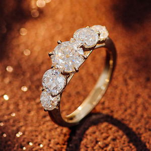 2,6 quilates Tapered <span class=keywords><strong>Trellis</strong></span> Five Stone Lab OEC Cut Moissanite 10K Anillo de compromiso de oro amarillo para mujeres - Product Image 3