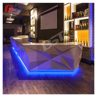 Comptoir de bar en forme de bateau au design moderne avec éclairage LED pour hôtel, centre commercial et salle de sport, mobilier commercial