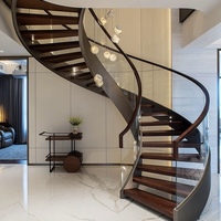 Escaliers intérieurs incurvés modernes et luxueux sur mesure pour villas avec garde-corps en acier inoxydable et bois, verre, éclairage LED, forme en spirale