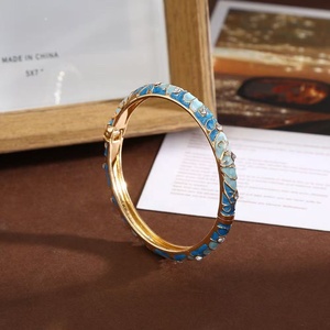 Bracelet jonc en alliage incrusté de diamants, motif floral émaillé color-block, chic, haut de gamme, tendance, polyvalent, bijou de main, vente en gros Yiwu - Product Image 3