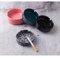 Cendrier en céramique personnalisé au design moderne avec logo Support rond en porcelaine blanc et noir pour hôtel restaurant maison