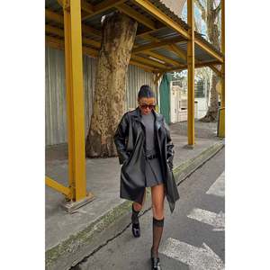 Gabardina Negra Casual para Mujer, con Detalle de Botones, Cierre Cruzado, Exterior de Cuero Genuino, Decoración Estampada, Tejido de Punto - Product Image 2