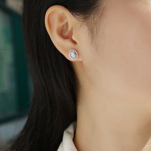 Orecchini a Perno Geometrici Ovali per Donne con Accenti in Cristallo, Accessori Minimalisti per Uso Quotidiano - Product Image 3