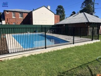 Valla de piscina plana de 2 rieles de aluminio personalizada con puerta única de cierre automático