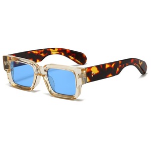 Gafas de Sol de Diseño de Lujo 2026 con Montura Transparente Naranja, Lentes Azul Océano y Remaches Dorados en Forma de Flecha, Estilo Cuadrado Grueso - Product Image 3