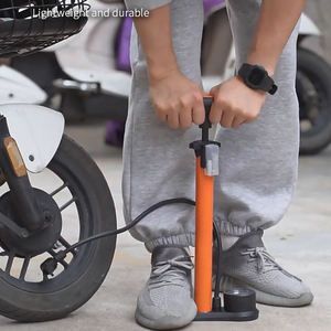 Pompe à pied pour vélo avec manomètre, poignée en T et pince pour tube, compatible avec les valves Schrader et Presta pour tous les vélos et ballons de sport - Product Image 6